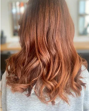 Cheveux longs roux – boucles définies