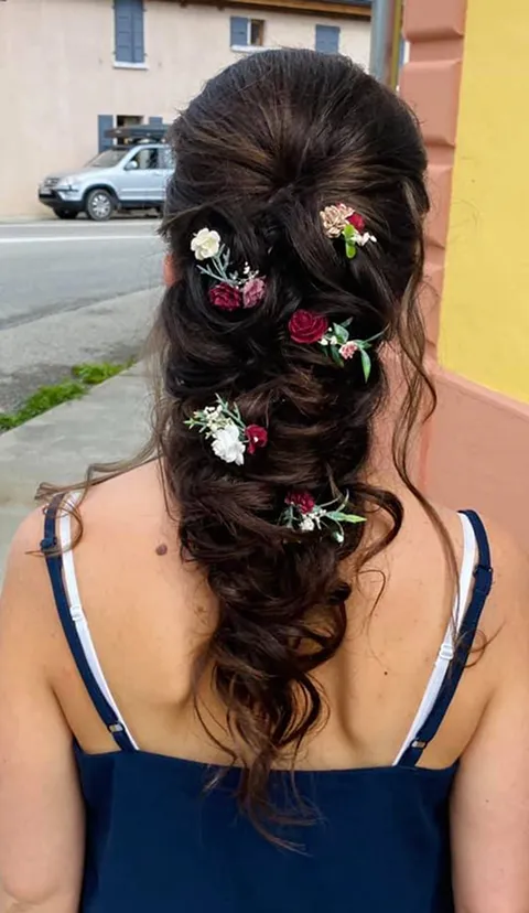 Coiffure tresses et fleurs – mariage