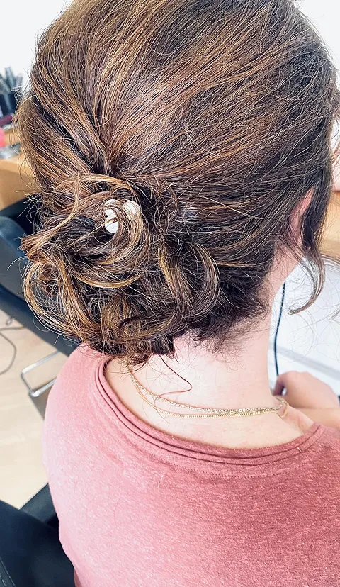 Chignon bas avec pince perles – coiffure femme
