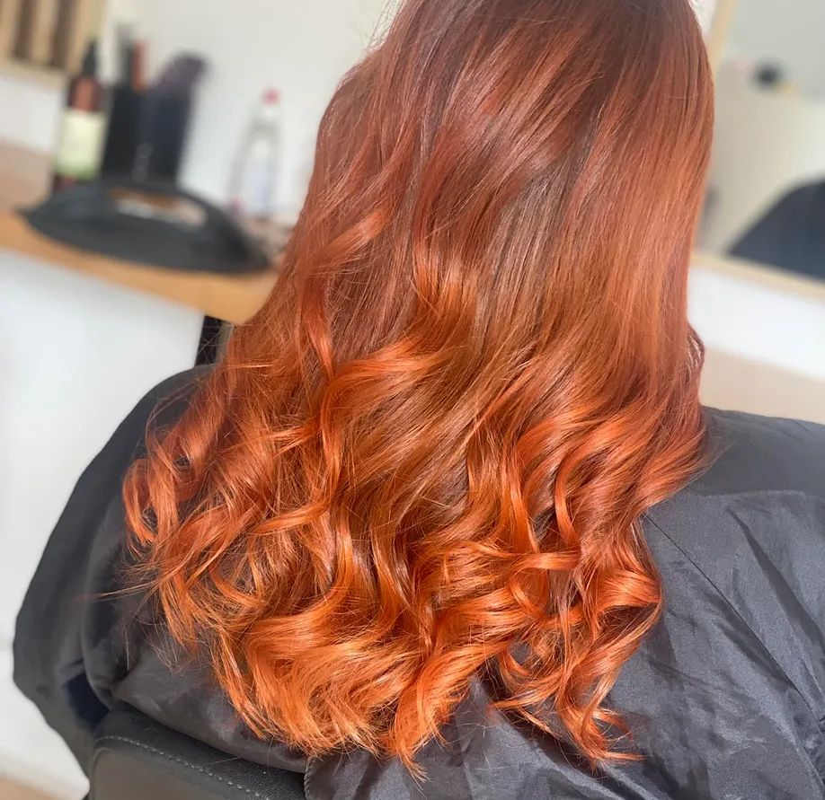 Cheveux longs blonds cendrés – ondulations